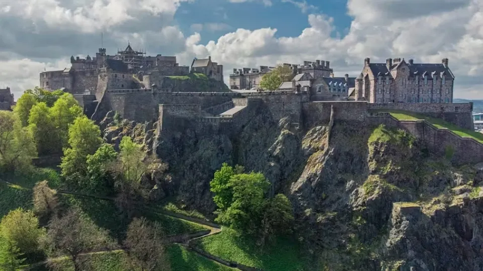 Edinburgh Castle: Entry Ticket + Guided Tour - Image 1